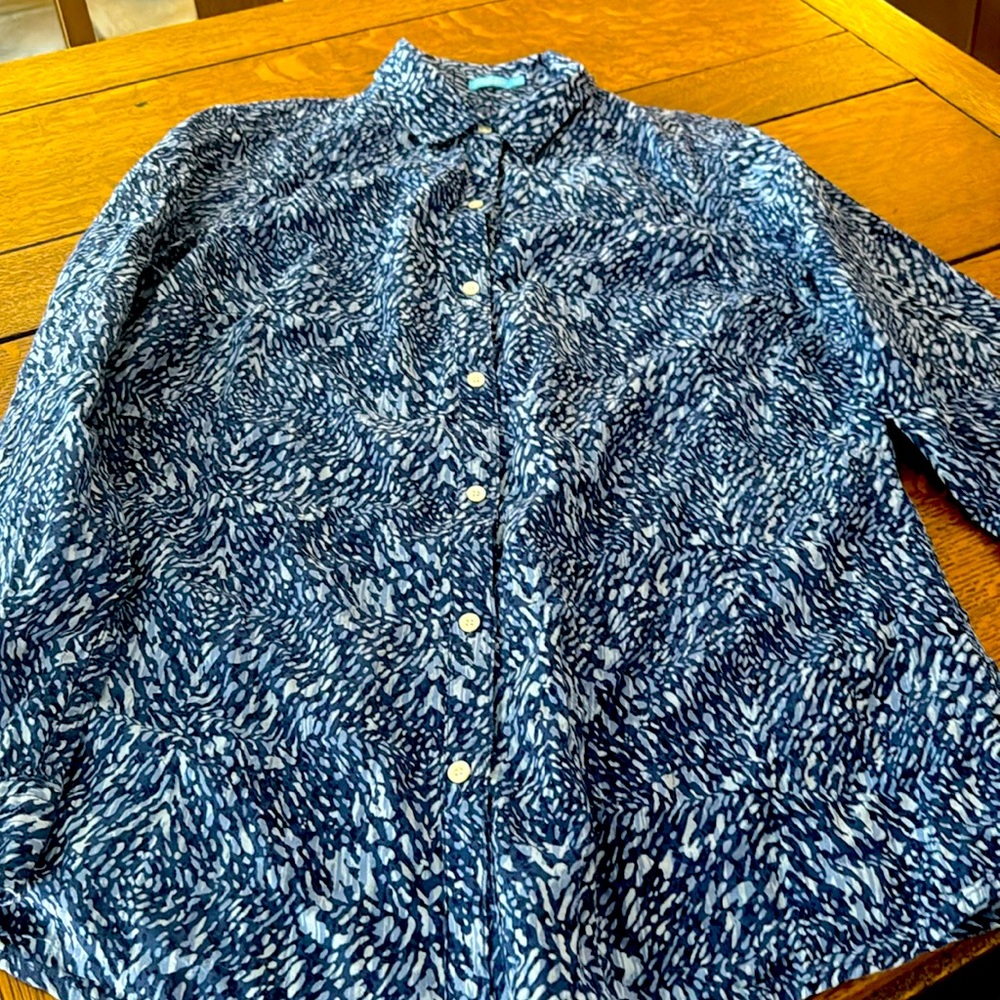 Excellent Condition—Blue Lois J McLaughlin Shirt is a tunic style. M: 27” long.